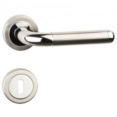 GIULIA KILINCSGARNITÚRA ROZETTÁS KULCSOS INOX MAESTRO 110ER231B63 AJTÓKILINCS GARNITÚRA BELTÉRI